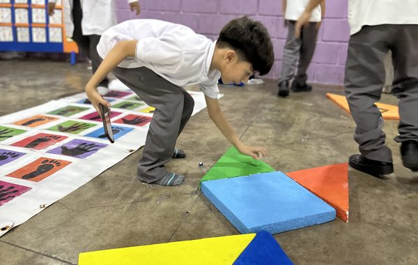 niño recreandose en el aula de clases